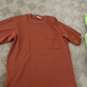 Uniqlo mens rust dark orange oversized pocket t shirt